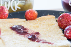 Pannukakku - Leckereien aus Finnland. Pfannkuchen aus dem Ofen. Mein Rezept schnell und einfach und so lecker. Pfannkuchen schmecken jede, Ofenpfannkuchen sind super lecker und variabel und bei Bedarf milchfrei und laktosefrei.